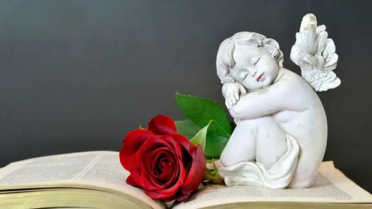 17 Texts to Write in a Sympathy Card for a Distant Relative